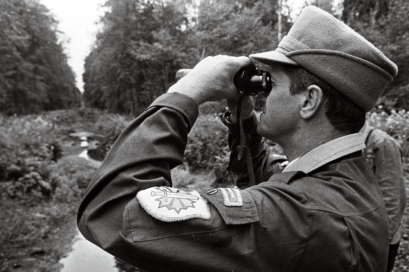 Eesti-Läti riigipiiri taastamine. Piiriohvitserid binokliga.
