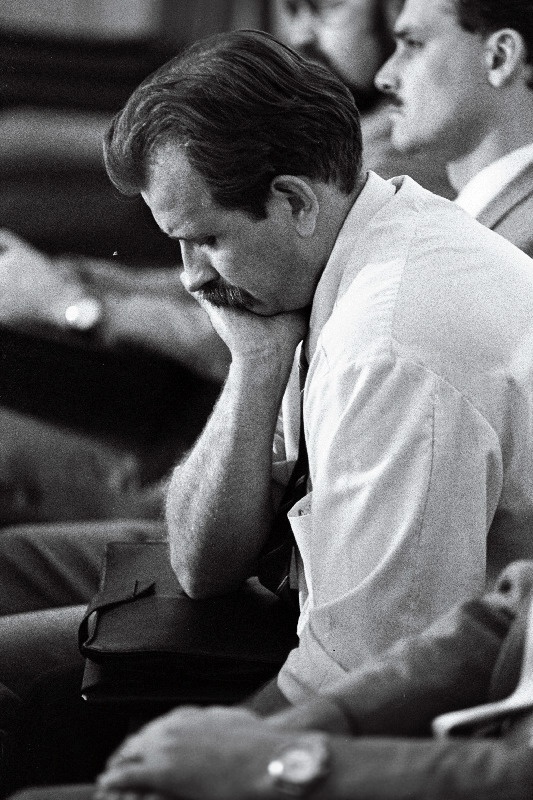 Kalle Klandorf istub käsi põsakil.