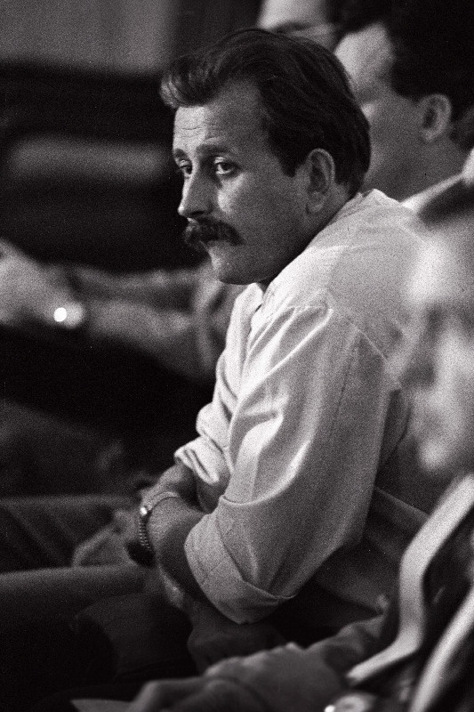 Kalle Klandorf istub, profiil.