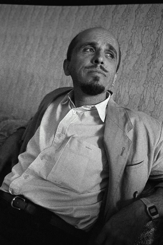 Kirjanik Mihkel Mutt vaatab üles.