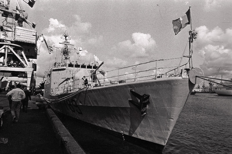 Prantsuse sõjalaev reidil sadamas.