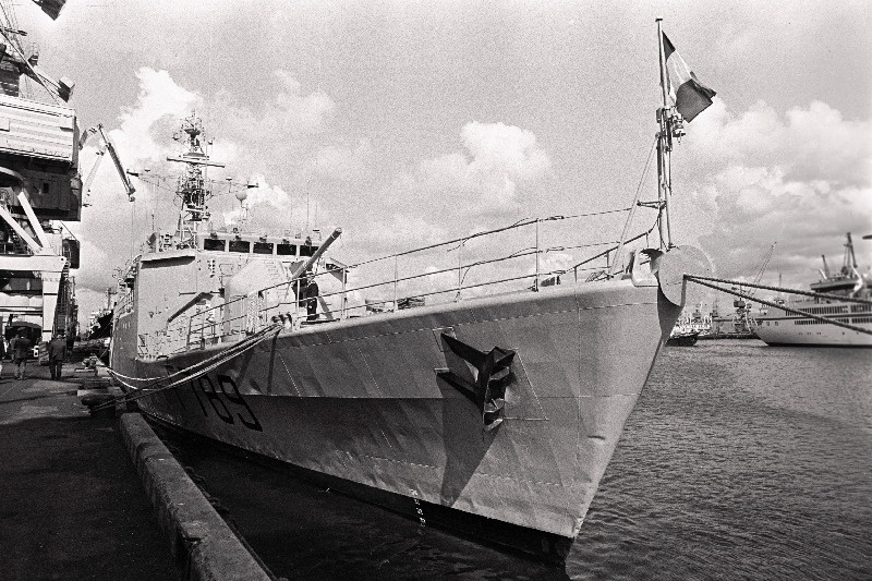 Prantsuse sõjalaev reidil sadamas.