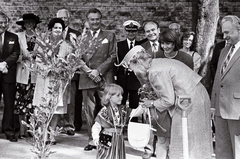 Taani kuninganna Margrethe II koos abikaasa prints Henrikuga Eestis. Kuningannale annab väike laps lilli Kadriorus.