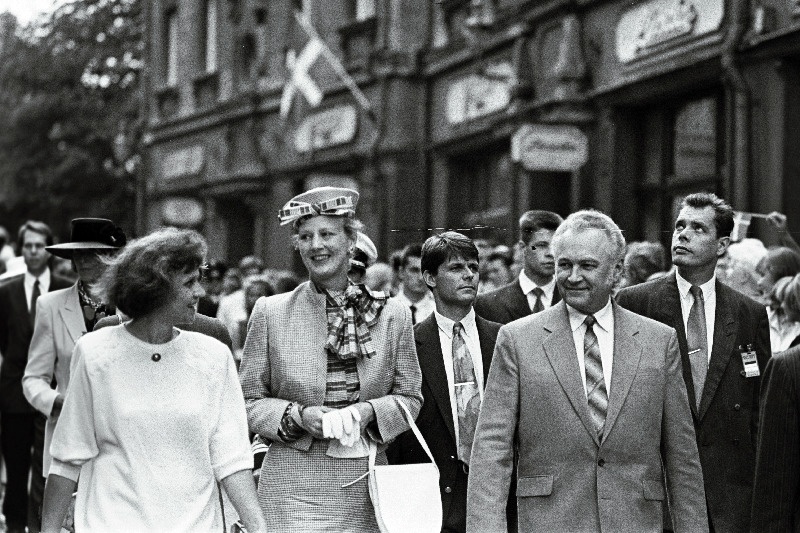 Taani kuninganna Margrethe II koos abikaasa prints Henrikuga Eestis. Kuningapaar vanalinnaga tutvumas.