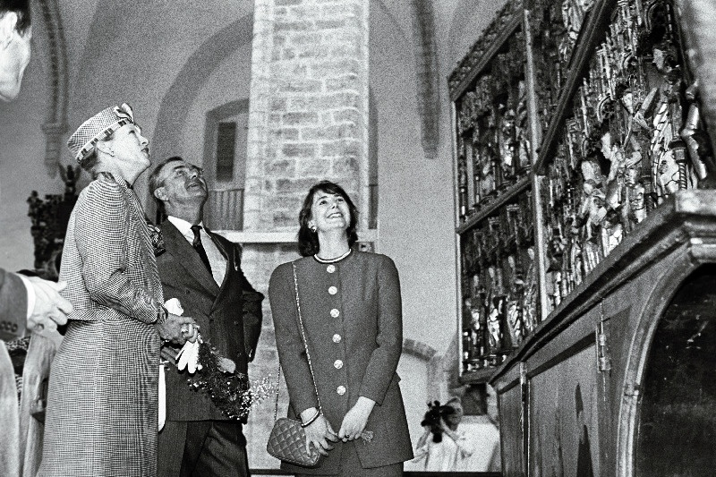 Taani kuninganna Margrethe II koos abikaasa prints Henrikuga Eestis. Kuningapaar Niguliste kirikus alatari ees.