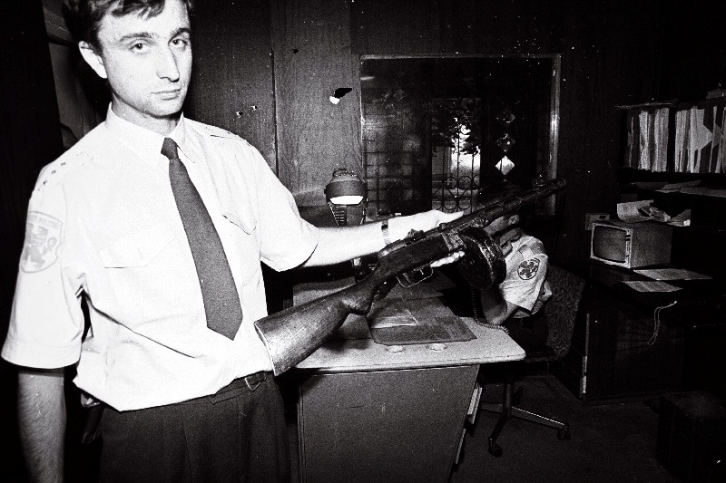 Narva politseis politseinik relvaga.