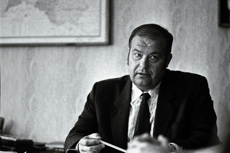 Narva politseiprefekt Eduard Degel laua taga, suur plaan.