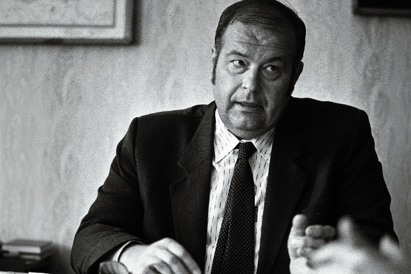 Narva politseiprefekt Eduard Degel laua taga, suur plaan.