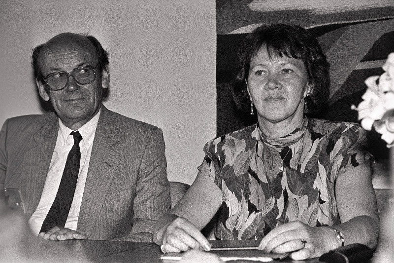 Soome kultuuriminster Tytti Isohookana-Asunmaa ja Soome suursaadik Eestis Jaakko Kaurinkoski (laua taga).