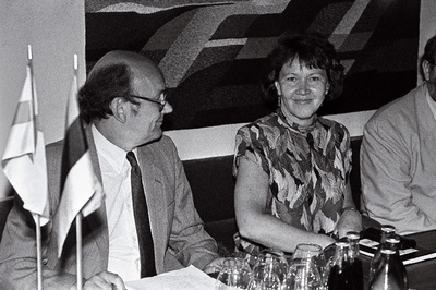 Soome kultuuriminster Tytti Isohookana-Asunmaa ja Soome suursaadik Eestis Jaakko Kaurinkoski (laua taga).  similar photo