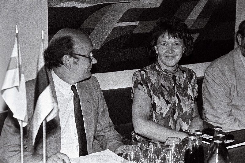 Soome kultuuriminster Tytti Isohookana-Asunmaa ja Soome suursaadik Eestis Jaakko Kaurinkoski (laua taga).