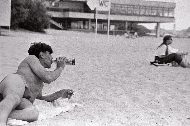 Pirita rannas. Mees pudeliga noolib tüdrukut.