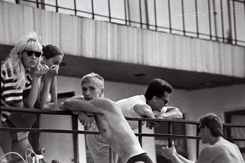 Pirita rannas. Rannahoone ees puhkajad.