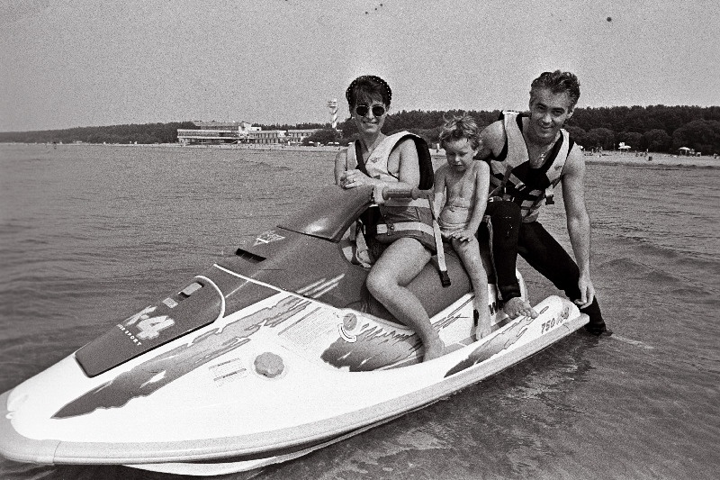 Pirita rannas. Perekond süstasõidul.
