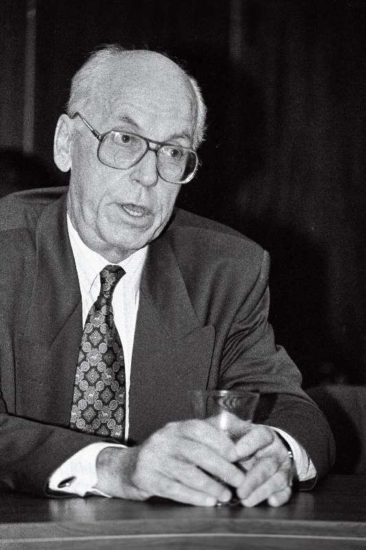 Lennart Meri laua taga.