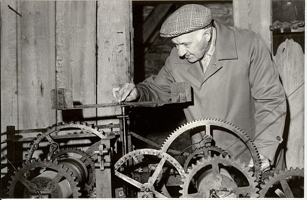 foto, K.Tomberg Paide kiriku tornis kella hooldamas 1990.a.