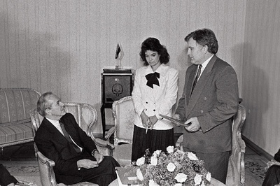 Michel Camdessus (IMF) (Rahvusvahelise valuutafondi juhtnõukogu esimees ja tegevdirektor) Tiit Vähi vastuvõtul, memorandumi üleandmine.  similar photo