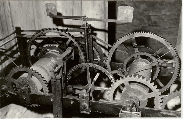 foto, Paide Püha Risti kiriku tornikella mehhanism 1990.a.