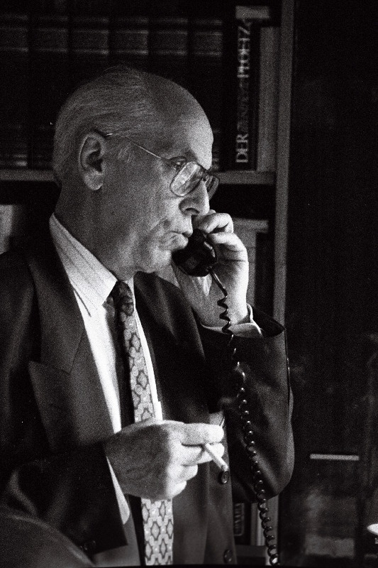 Lennart Meri Nõmmel kodus telefoniga.