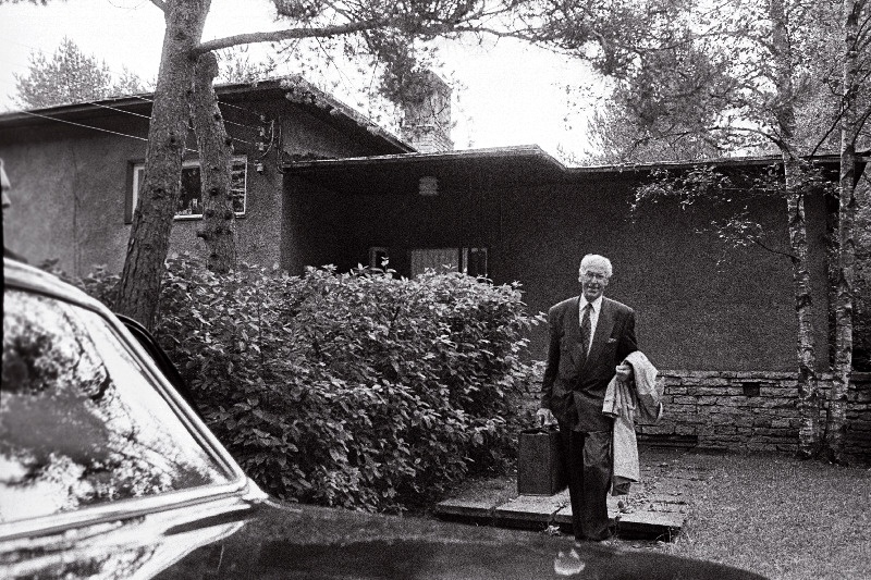 Lennart Meri tuleb auto juurde. Nõmmel.
