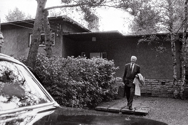 Lennart Meri tuleb auto juurde. Nõmmel.