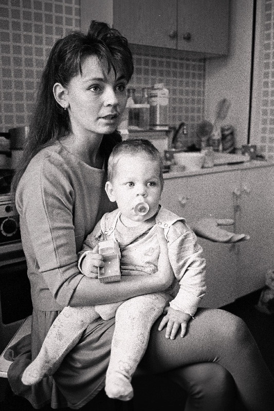 Diana Lorents lapsega köögis.