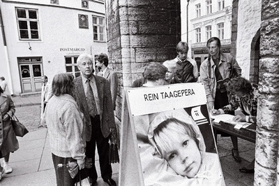 Rein Taagepera (presidendi kandidaat) valimiskampaania allkirjade kogumine Raekoja platsil.  similar photo