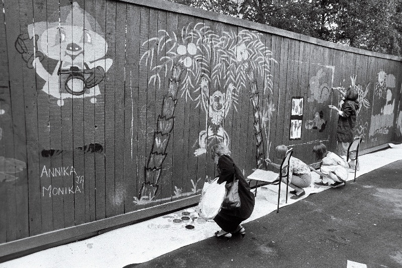 Lapsed planku värvimas Tallinna Loomaaias.
