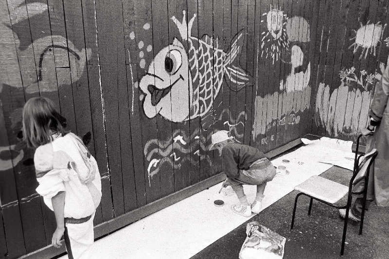 Lapsed planku värvimas Tallinna Loomaaias.