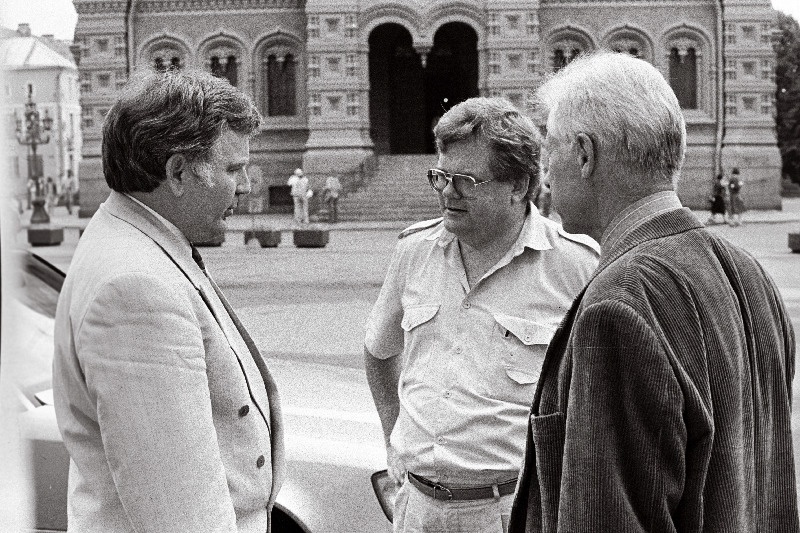 Tiit Vähi, Edgar Savisaar, Rein Taagepera Toompeal Vene kiriku ees.