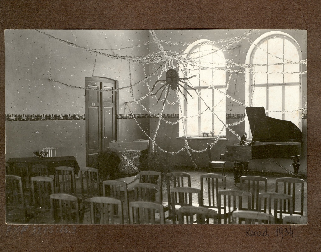 foto, Järvamaa Paide Ühisgümnaasiumi dekoreeritud saal 1930-ndatel .a., A.Roosilehe kujundus