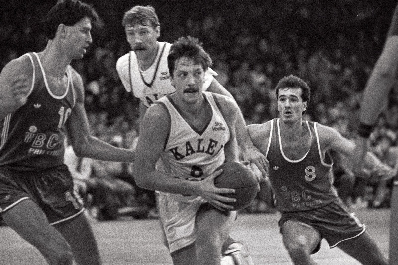 Koraci karikasarja mäng korvpallis.