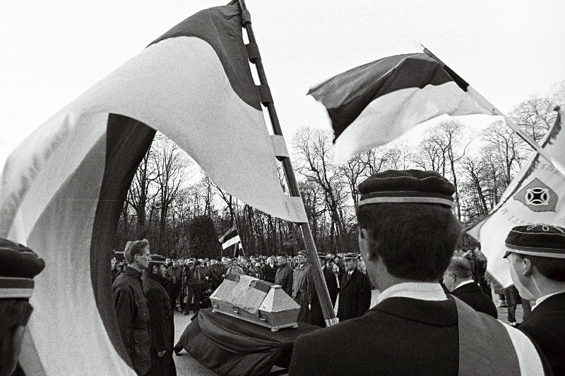 Konstantin Pätsi ümbermatmine. Auvalve, lipp lehvib üle puusärgi.