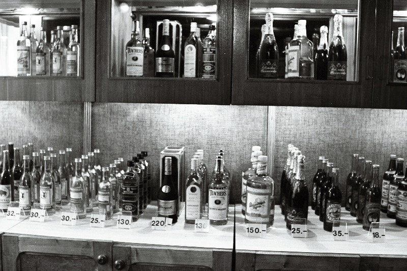 Täisriiulid alkoholi kommerts poes.