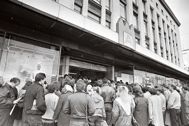 Kaubamaja ees enne avamist.
