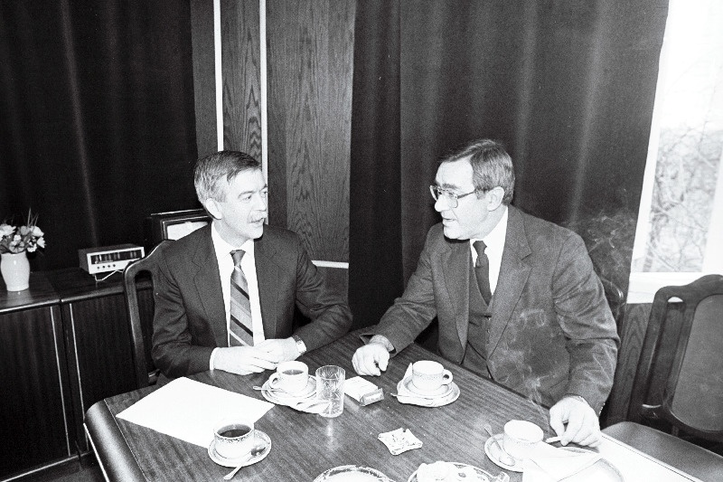 Ameerika Nisuassotsiatsiooni president Roland G. Fraase ja hr Henry H. Stevens (vasakul).
