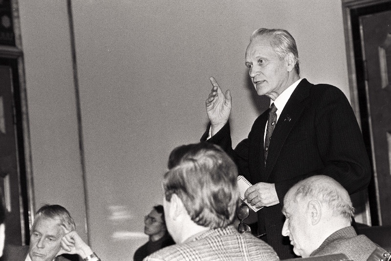 EV Ülemnõukogu järjekordsel istungjärgul, kõneleb V. Vares.