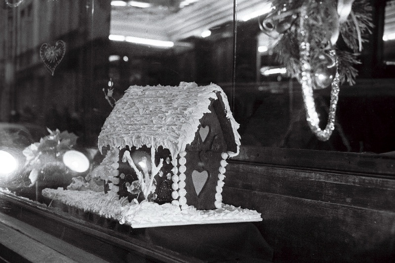 Maiasmoka aken Jõulude eel.