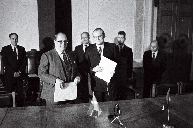 Taani välisministeeriumi delegatsioon Eestis-Toompeal. Suursaadik Henrik R. Iversen ja Raivo Vare lepingut alla kirjutamas.