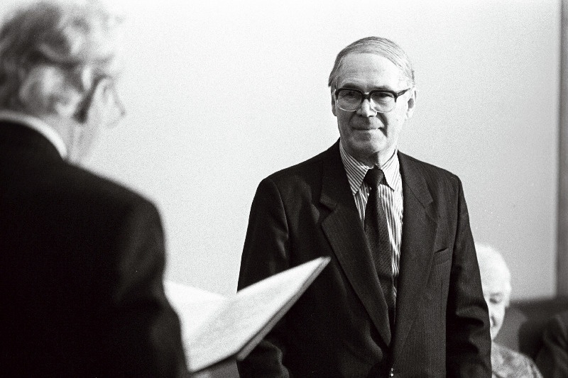 E. Okas loeb aukirja.