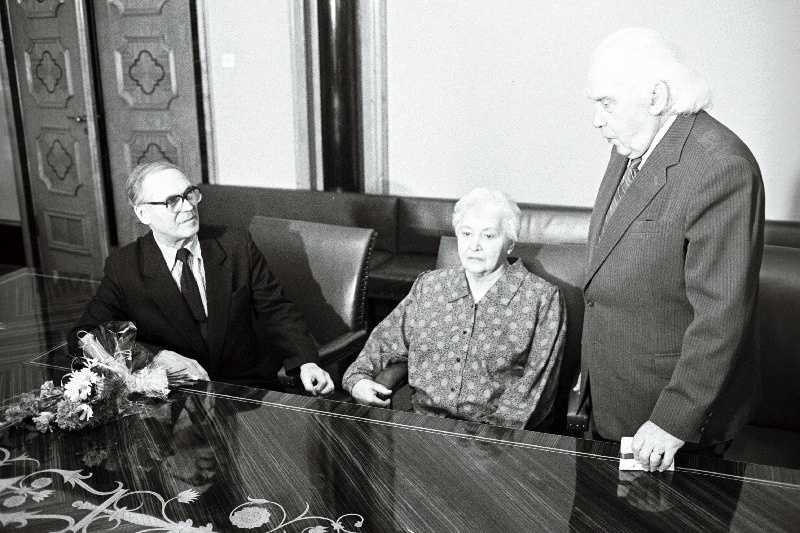 E. Okas 70. E. Okas abikaasaga ja G. Ernesaksaga.