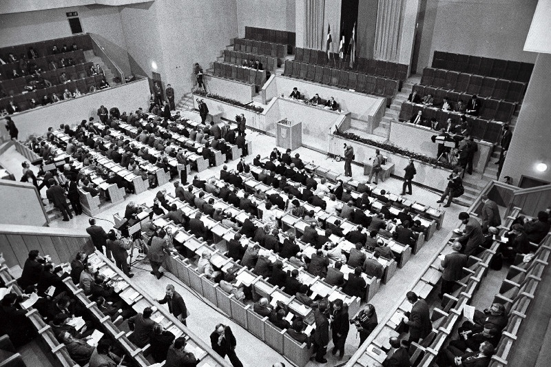 Saal+presiidium tööhoos.