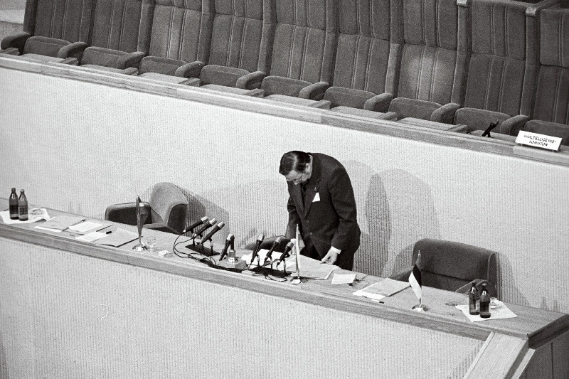 V. Landsbergis üksi presiidiumis.