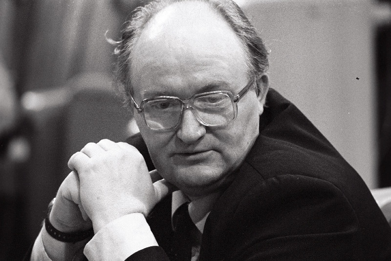 Pavel Panfilov suures plaanis (istub).