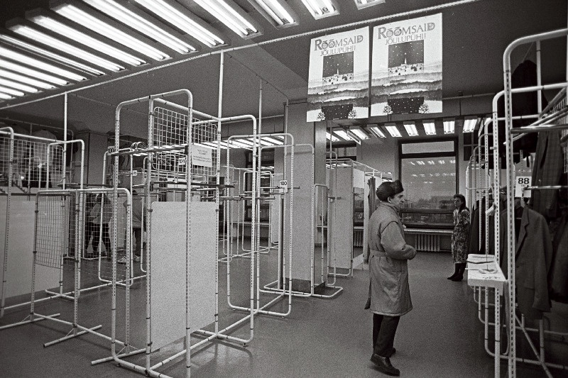 Jõulude eel Tallinnas. Tallinna Kaubamajas, müüja, mees, 1 ülikond.