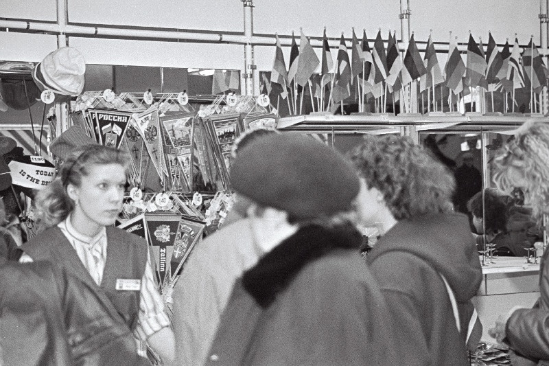 Jõulude eel Tallinnas. Tallinna Kaubamajas, vimplid, lipud.