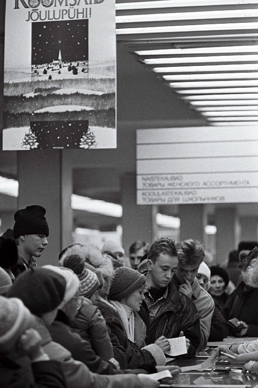 Jõulude eel Tallinnas. Tallinna Kaubamajas "Rõõmsaid Jõulupühi".