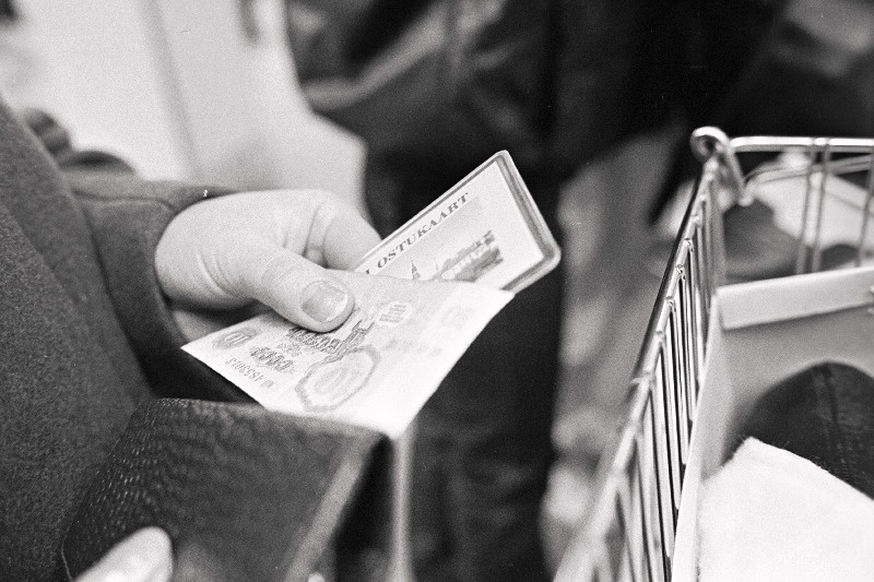 Jõulude eel Tallinnas. Tallinna Kaubamajas, raha ja ostukaart.