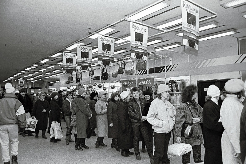 Jõulude eel Tallinnas. Tallinna Kaubamajas järjekord.