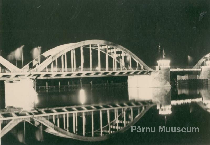 Foto. Suursild peale avamist õhtul heledas valgustuses. 6. november 1938.a. Pärnu